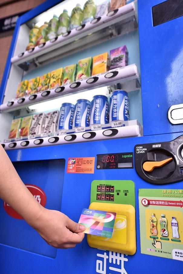 图片一：香港八达通卡可以满足日常消费绝大多数支付需求。新华社记者王玺摄。。jpg