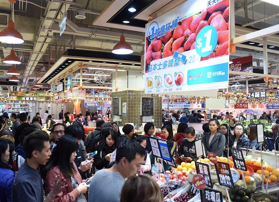 图片二：香港市民参与港版支付宝促销活动，通过扫码购买水果。新华社记者秦晴摄。。jpg