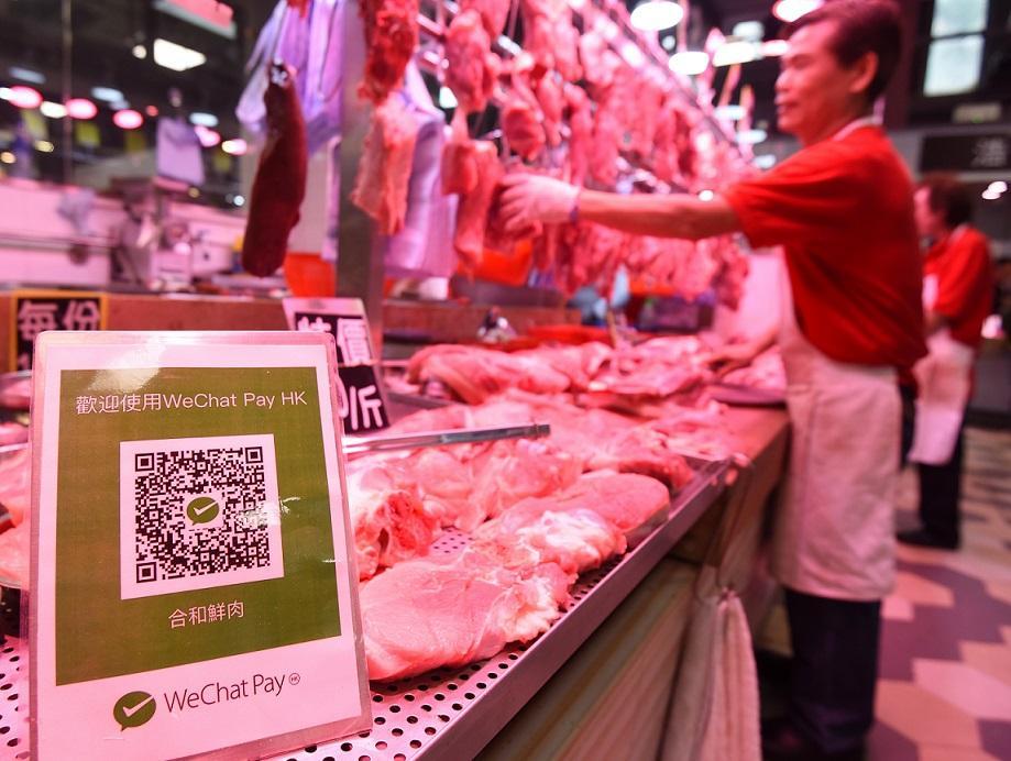 图片三：微信支付进入香港菜市场，香港新界地区街市的商铺摆放二维码供市民支付。新华社记者王申摄。。jpeg