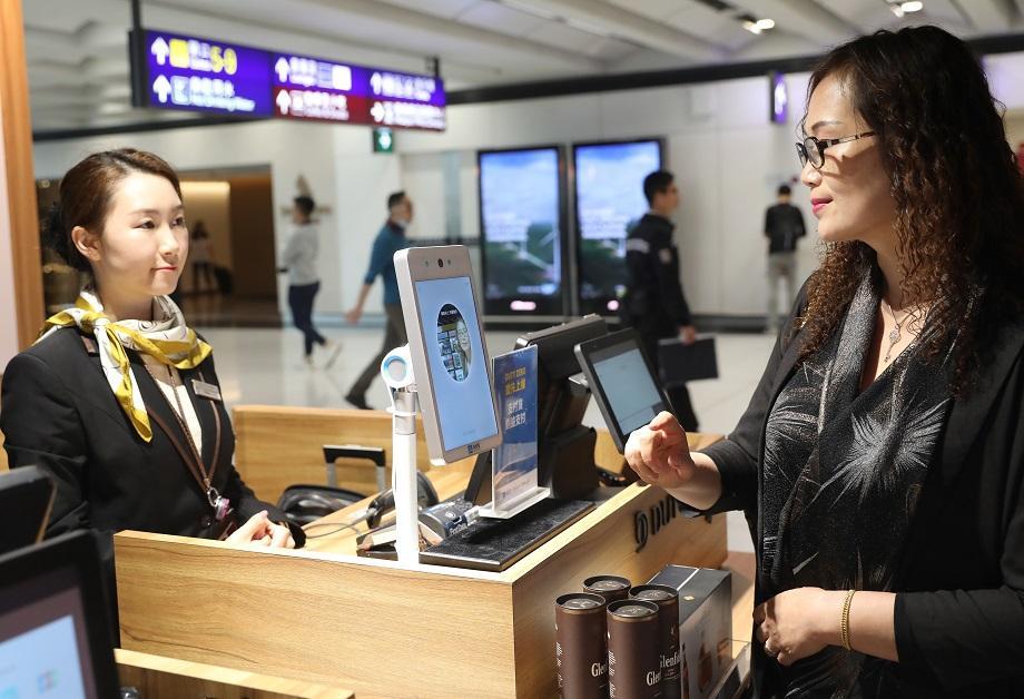 图片八：香港国际机场的人脸识别支付场景。新华社记者吴晓初摄。。jpg