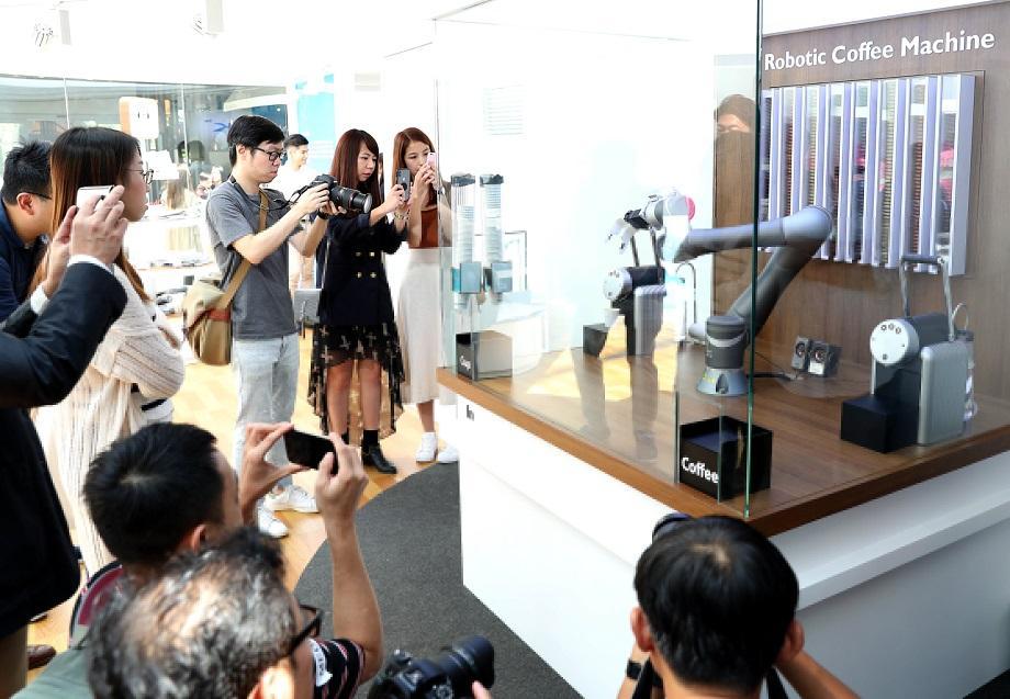 图片九：在香港无人零售店内，机器人正在做咖啡。新华社记者秦晴摄。。jpg