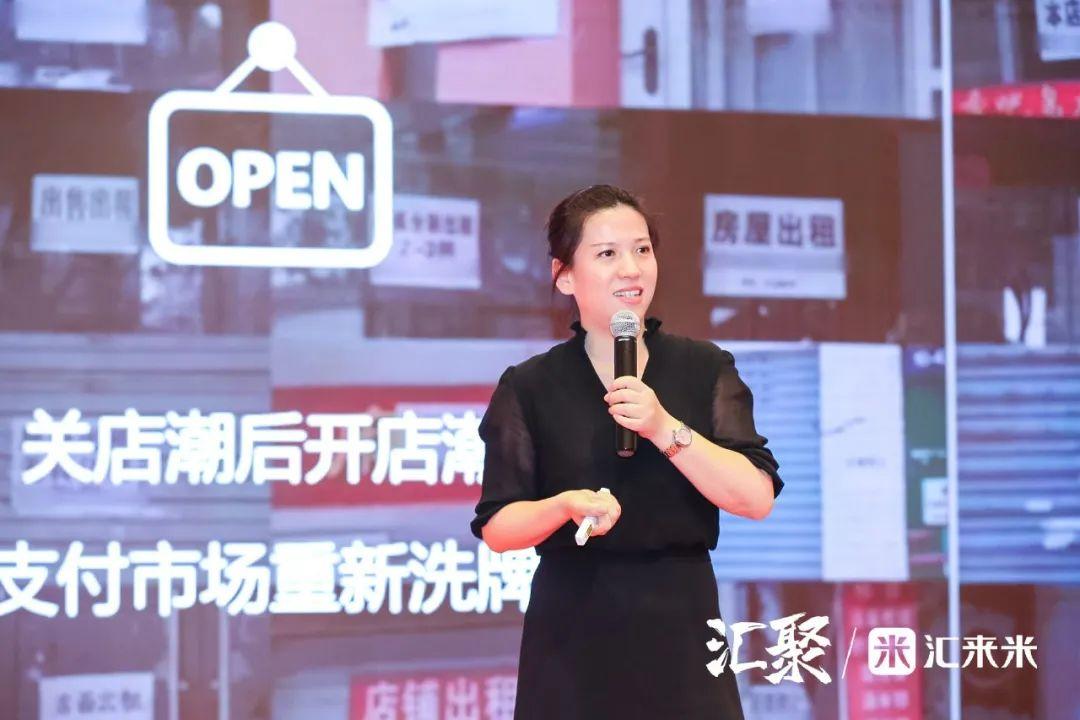 穿着西装笔挺的男子与配字

描述已自动生成