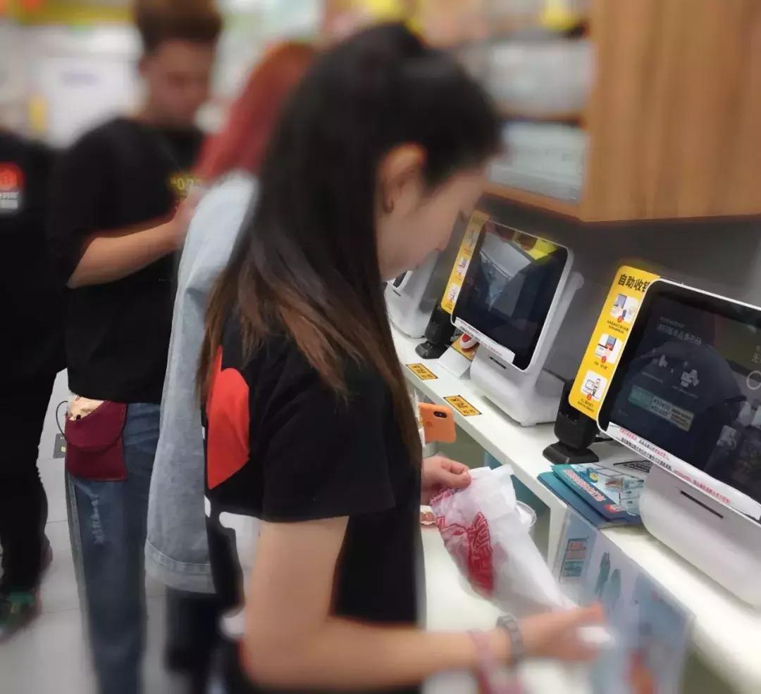 自助收银太火，收银员正在被淘汰，有门店砍掉一半每月还在优化