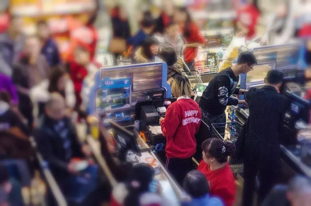 自助收银太火，收银员正在被淘汰，有门店砍掉一半每月还在优化