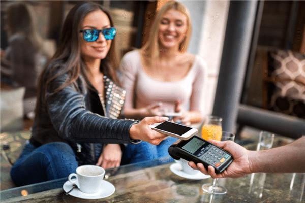 中国开启刷脸支付模式,外国还用现金,是OUT还是“故意”?