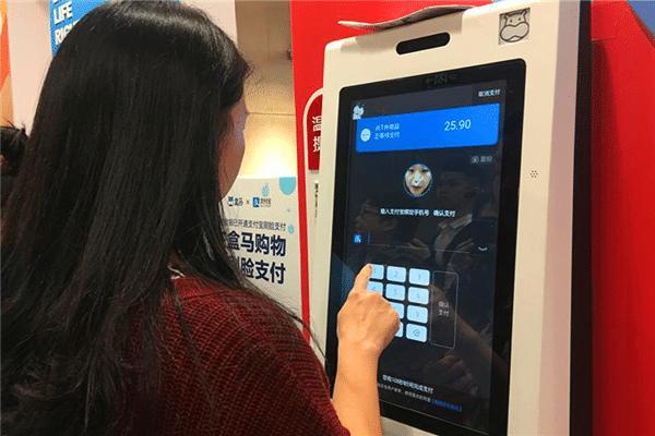 中国开启刷脸支付模式,外国还用现金,是OUT还是“故意”?