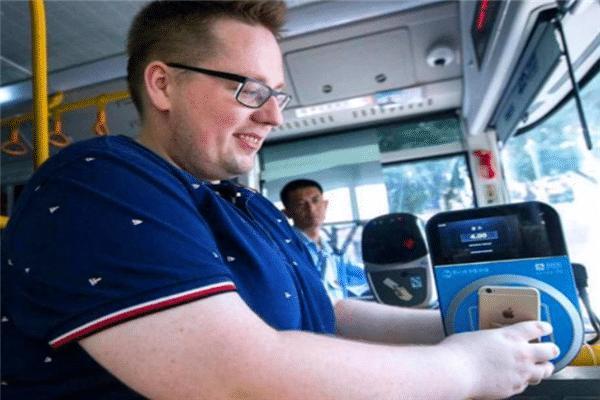 中国开启刷脸支付模式,外国还用现金,是OUT还是“故意”?