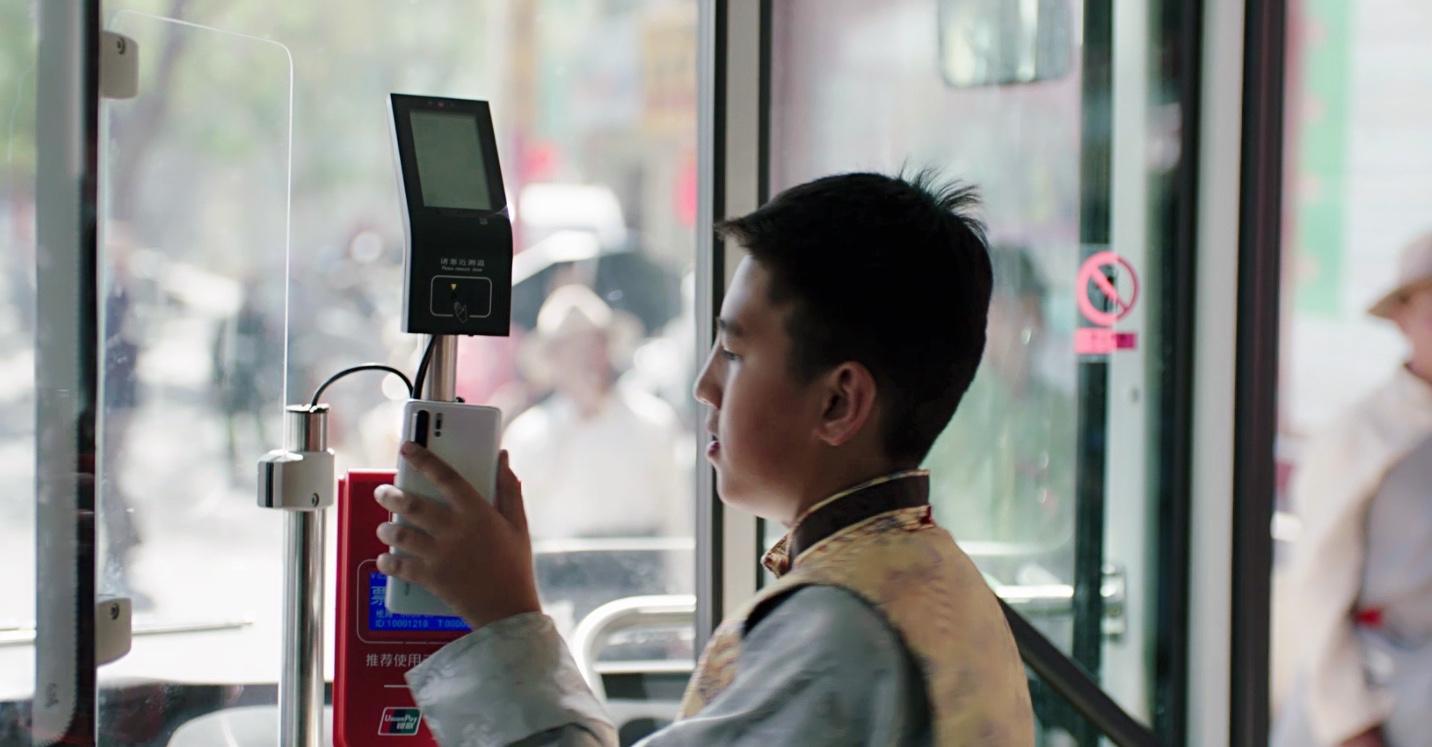 拉萨的小朋友扫码乘公交