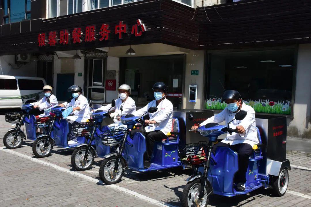 周末送餐、刷脸付款、一键打车……这里的社区食堂让人竖起拇指：“很棒！”