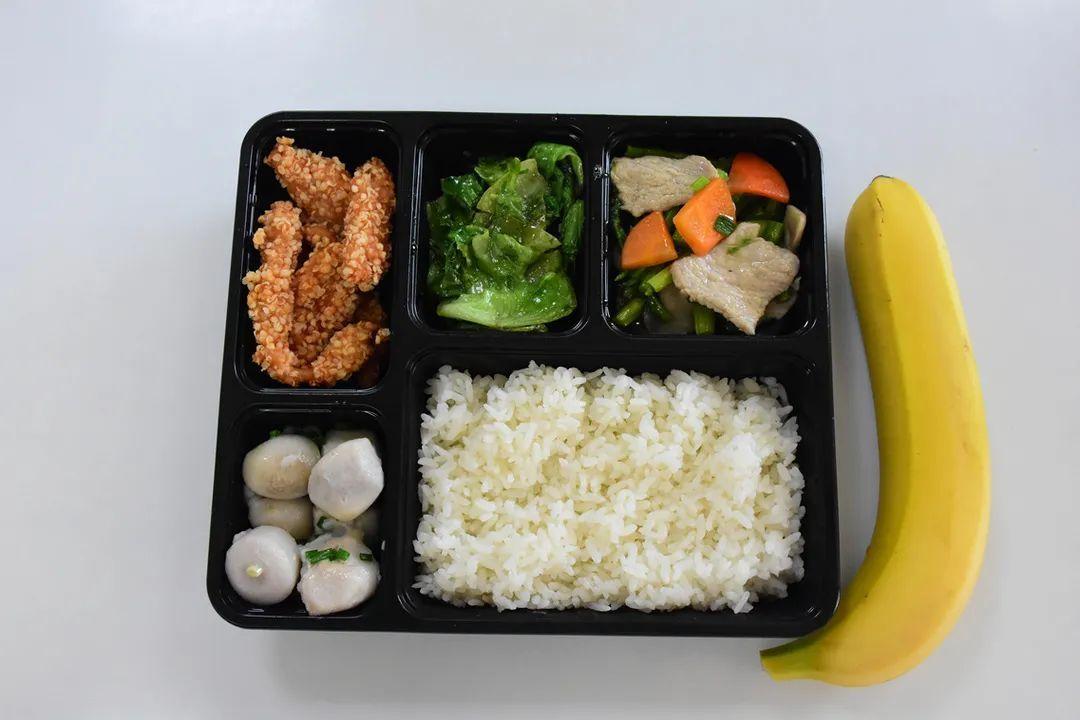 周末送餐、刷脸付款、一键打车……这里的社区食堂让人竖起拇指：“很棒！”