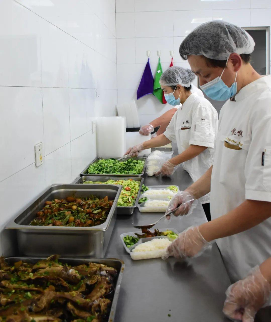 周末送餐、刷脸付款、一键打车……这里的社区食堂让人竖起拇指：“很棒！”