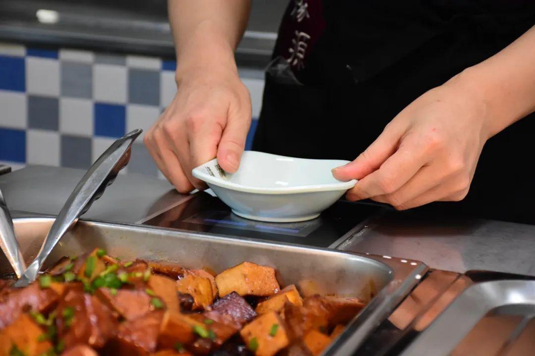 周末送餐、刷脸付款、一键打车……这里的社区食堂让人竖起拇指：“很棒！”