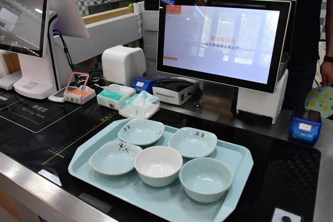 周末送餐、刷脸付款、一键打车……这里的社区食堂让人竖起拇指：“很棒！”