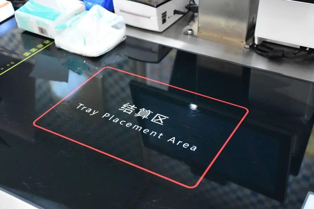 周末送餐、刷脸付款、一键打车……这里的社区食堂让人竖起拇指：“很棒！”
