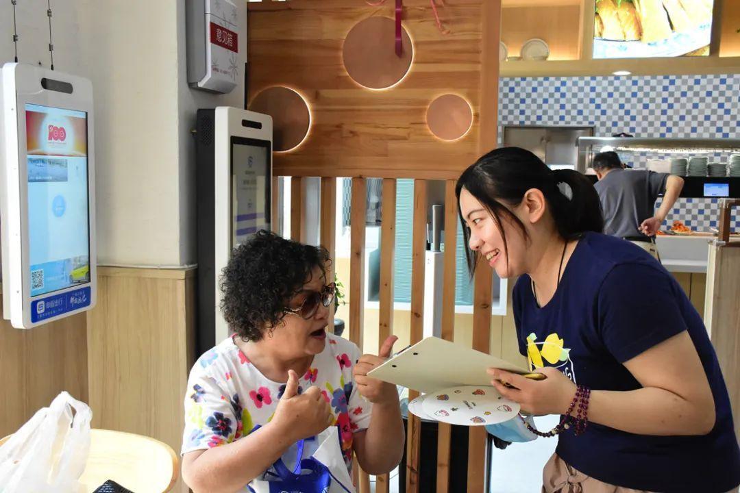 周末送餐、刷脸付款、一键打车……这里的社区食堂让人竖起拇指：“很棒！”
