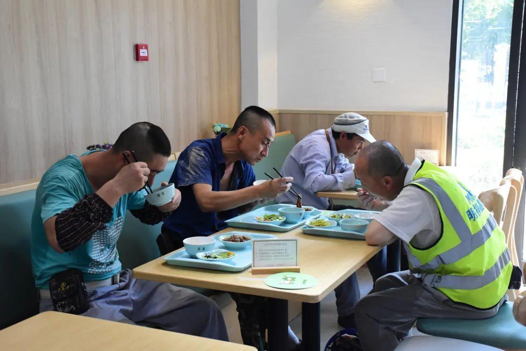 周末送餐、刷脸付款、一键打车……这里的社区食堂让人竖起拇指：“很棒！”