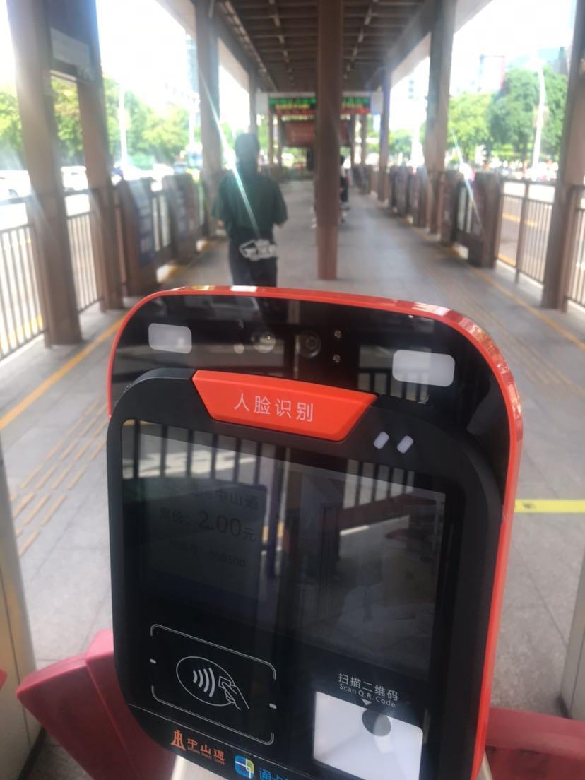 “刷脸”进站只需一秒中山快速公交“刷脸支付”今日上线