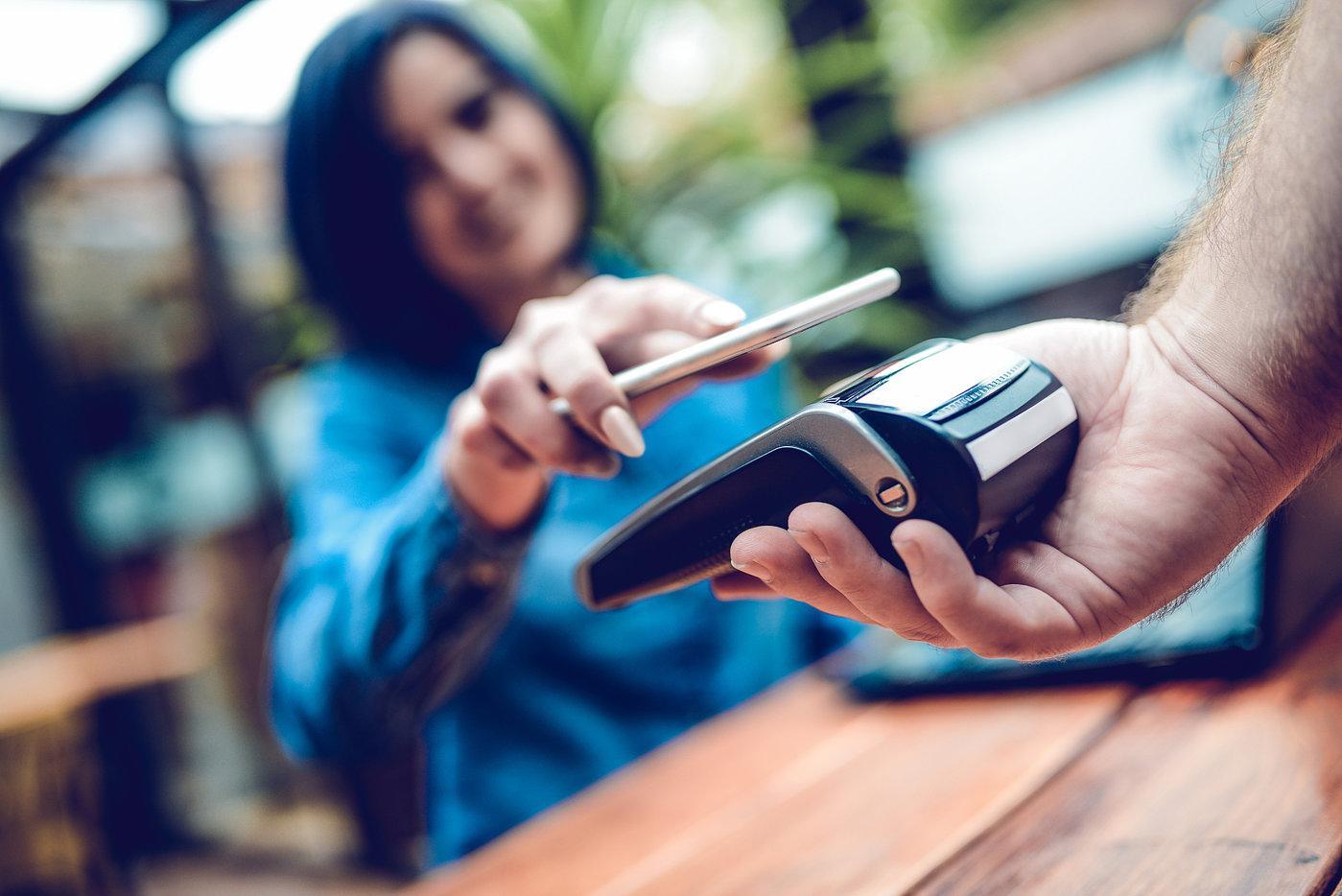 发放消费券,再次点燃支付宝与微信的“战争” 图片来源@视觉中国