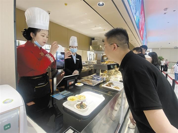 智能点餐 科学配菜 刷脸支付记者带你体验“智慧厨房”